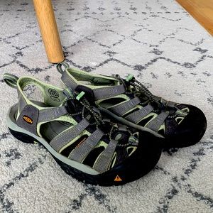 Womens waterproof Keens size 8